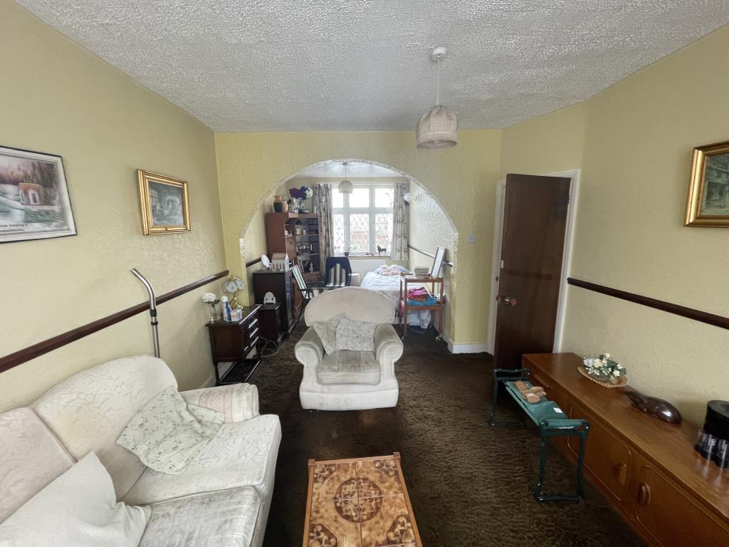 Lot: 132 - END-TERRACE HOUSE WITH DOUBLE GARAGE REQUIRING MODERNISATION - Inside image of living room
